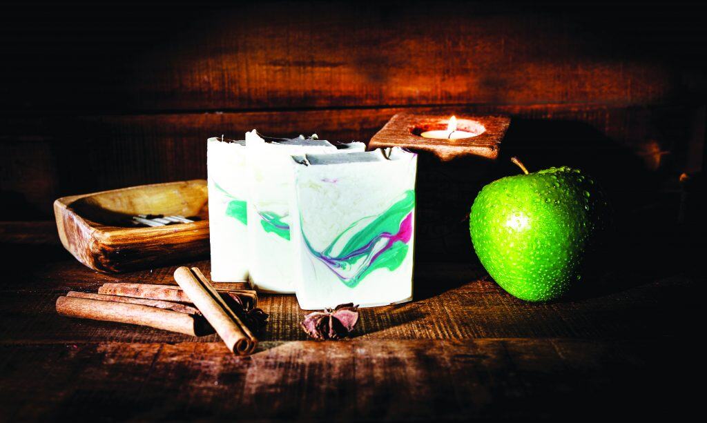 Profitez d'une expérience de nettoyage rafraîchissante avec notre savon artisanal. Fabriqué à partir d'ingrédients naturels et exempt de produits chimiques nocifs, notre savon nettoie en douceur et nourrit votre peau naturellement. Chaque pain de savon est fabriqué à la main et est unique, vous offrant une expérience unique. Commandez maintenant et découvrez la différence de notre savon artisanal !