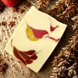 Ein Hauch von Gemütlichkeit für Ihre Haut – unser Apfel-Zimt-Seife vereint fruchtige Frische mit wohlig-warmen Gewürznoten. Perfekt für kalte Tage oder kleine Verwöhnmomente im Alltag.