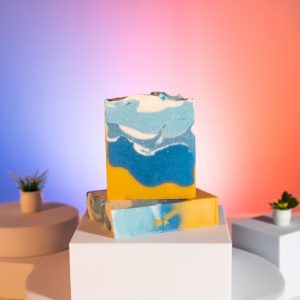 Sheabutter, Kokosnussöl, Olivenöl, Palmöl (RSPO* Roundtable on Sustainable Palm Oil), Rizinusöl, Glimmerfarbstoff, ätherisches Lavendelöl Sky & Sea